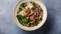 Sup mie atau noodle soup adalah pilihan yang sangat pas untuk sarapan karena sup ini sangat bergizi. Jika dimasak dengan benar, rasa umami dari bahan utama akan membuat Anda ketagihan. Banyak varian untuk sup mie ini, mulai dari sup mie kari hingga Sup mie ayam suwir. Foto: iStock