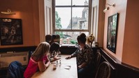  Melihat pemandangan bangunan tua yang ada di Edinburgh, jadi salah satu tempat favorit bagi para penggemar Harry Potter untuk ngeteh sore hari. Foto: Istimewa