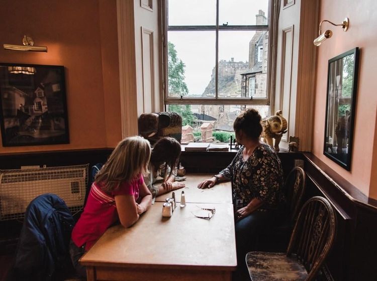 Bersantai di Kafe Klasik Tempat Lahirnya Buku Harry Potter yang Terkenal