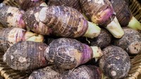 Talas termasuk dalam jenis umbi-umbian. Merupakan sumber karbohidrat yang terkenal di Afrika dan Asia. Saat dimasak talas mengeluarkan rasa manis dan teksturnya lembut. Talas dapat menggantikan kentang, ubi, dan umbian lainnya. Kandungan nutrisi dalam talas adalah serat, vitamin E, vitamin B, potasium, posporus, magnesium, dan mineral. Foto: iStock