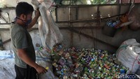 Sampah-sampah plastik yang dikumpulkan di pabrik tersebut didapat dari berbagai kawasan di Kota Bandung.
