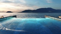 Gambar rendering superyacht Aqua yang futuristik memperlihatkan adanya infinity pool dan heli-pad. Ada pula spa di dalamnya (Sinot Yacht Architecture & Design 2019/CNN)
