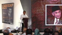Dalam bukunya itu ia menceritakan pengalaman kerja selama 37 tahun meniti karir dari staf hingga menjadi CEO di dunia perbankan. Foto: dok. Rhenald Kasali