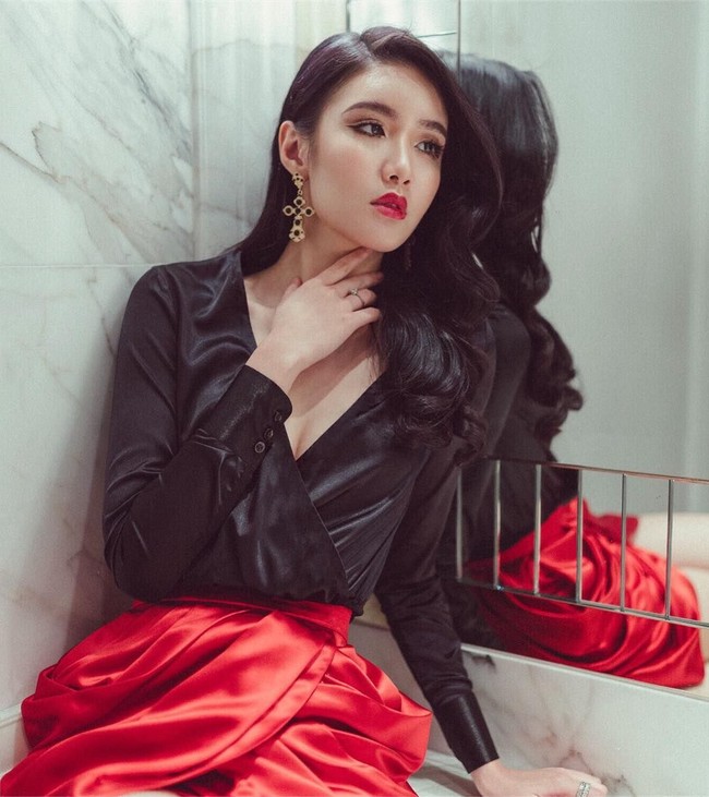 “Saya berasal dari keluarga yang sangat ketat dan berorientasi akademis di mana orang tua saya mengharapkan saya untuk memprioritaskan studi saya di atas segalanya. Saya adalah seorang gadis pemalu, sangat tertutup dari Alor Setar, yang merupakan kota yang sangat kecil, dan tidak pernah berpikir untuk dapat mewakili negara saya sebagai Miss International Malaysia, terangnya. Foto: Instagram @cmainechew