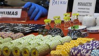 Adapun, jenis perjudian yang diselenggarakan yakni Russian roulette, pai kiu, baccarat, hingga tashio. Di lokasi tersebut juga terdapat sejumlah meja-meja untuk perjudian hingga peralatan untuk perjudian. ANTARA FOTO/Galih Pradipta.