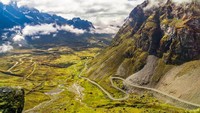 Jalanan yang memiliki pemandangan ke hutan Amazon ini luar biasa cantik. Mulai dari La Paz, kamu akan menikmati keindahan di ketinggian 3.660 meter. (iStock)