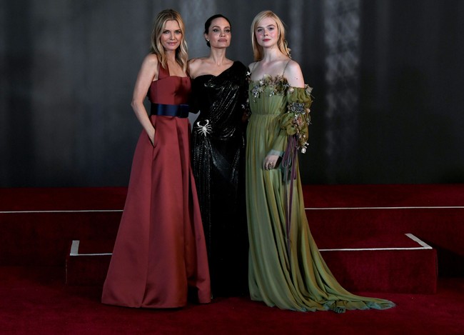 Michelle Pfeiffer muncul dalam balutan gaun merah berpotongan simpel yang dihiasi oversized belt. Gaya Michelle tak kalah memukau dari juniornya yang juga menjadi lawan mainnya di film tersebut, yakni aktris Angelina Jolie dan Elle Fanning. (Foto: Getty Images)