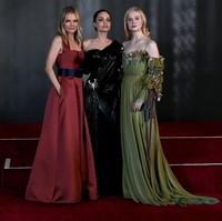 Michelle Pfeiffer muncul dalam balutan gaun merah berpotongan simpel yang dihiasi oversized belt. Gaya Michelle tak kalah memukau dari juniornya yang juga menjadi lawan mainnya di film tersebut, yakni aktris Angelina Jolie dan Elle Fanning. (Foto: Getty Images)