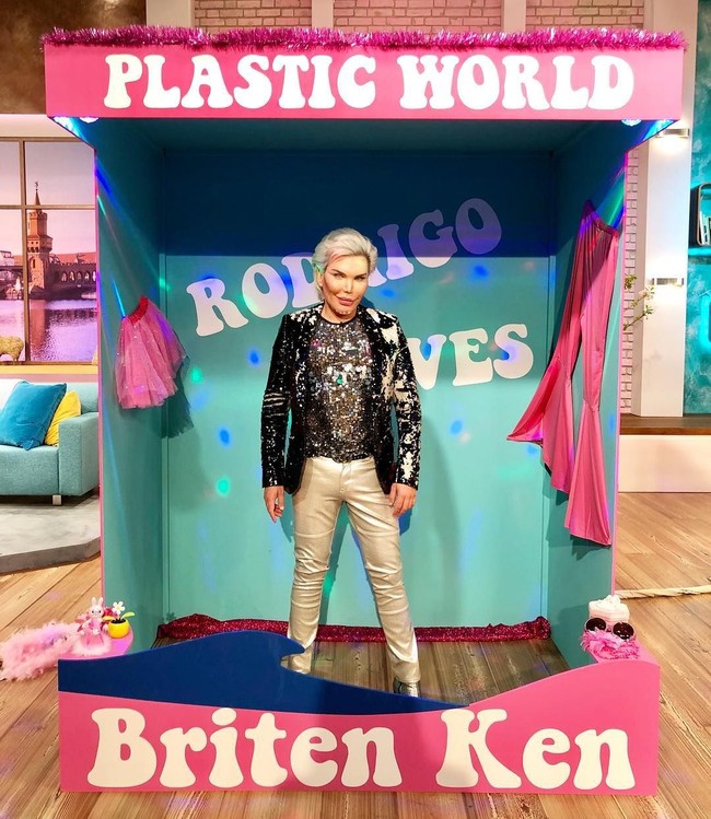 Rodrigo Alves terobsesi dengan boneka Ken, pasangan Barbie hingga ia melakukan 72 kali operasi plastik. Bukannya terlihat seperti boneka, penampilan Rodrigo tampak tidak wajar. Foto: Instagram