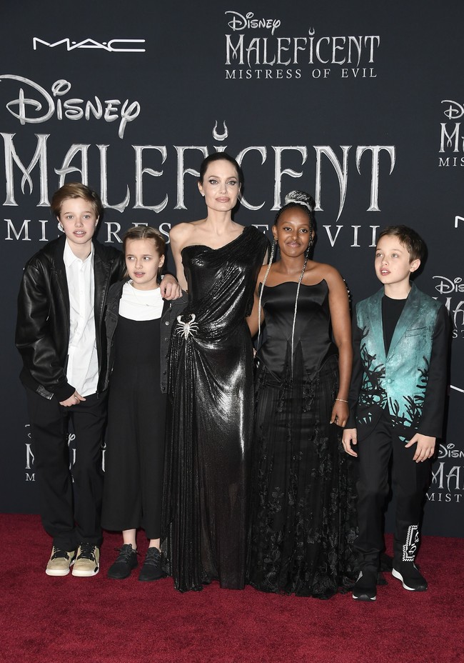 Di premier Maleficent pada tahun yang sama, Shiloh muncul dengan kemeja putih gombrong dan jaket kulit. Tidak ketinggalan sepasang sneakers menemani penampilannya. (Foto: Getty Images)