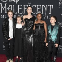 Di premier Maleficent pada tahun yang sama, Shiloh muncul dengan kemeja putih gombrong dan jaket kulit. Tidak ketinggalan sepasang sneakers menemani penampilannya. (Foto: Getty Images)