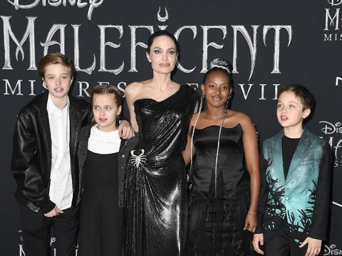 LOS ANGELES, CALIFORNIA - SEPTEMBER 30: (L-R) Shiloh Nouvel Jolie-Pitt, Vivienne Marcheline Jolie-Pitt, Angelina Jolie, Zahara Marley Jolie-Pitt and Knox LÃ©on Jolie-Pitt attend the World Premiere of Disney's â€œMaleficent: Mistress of Evil
