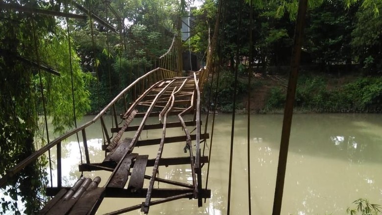 Jembatan Maut yang Sering Dilalui Siswa di Pidie Mulai Diperbaiki Jembatan Maut yang Sering Dilalui Siswa di Pidie Mulai Diperbaiki