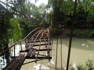 Jembatan Maut yang Sering Dilalui Siswa di Pidie Mulai Diperbaiki