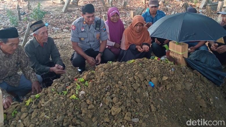 Dikabarkan Meninggal dan Telah Dimakamkan, Pria Ini Tiba-tiba Pulang ke Rumah Dikabarkan Meninggal dan Telah Dimakamkan, Pria Ini Tiba-tiba Pulang ke Rumah