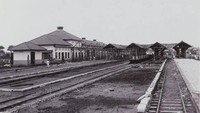 Begini tampak depan Stasiun Manggarai tempo dulu di era Hindia-Belanda tahun 1918./Istimewa/heritage.kai.id.