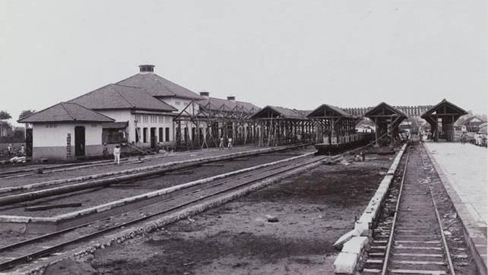 Penampakan Before After Stasiun Manggarai yang Lagi Heboh Kementerian Perhubungan akan menglihkan kereta jarak jauh dari Stasiun Gambir ke Stasiun Manggarai. Nah, berikut ini foto-foto Stasiun Manggarai dulu dan sekarang.
