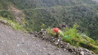 Selagi berkendara, kamu akan melihat rambu-rambu penanda jalan dan salib. Tanda salib diberikan di titik-titik curam. Titik-titik ini sering memakan korban jiwa karena kecelakaan. (iStock)