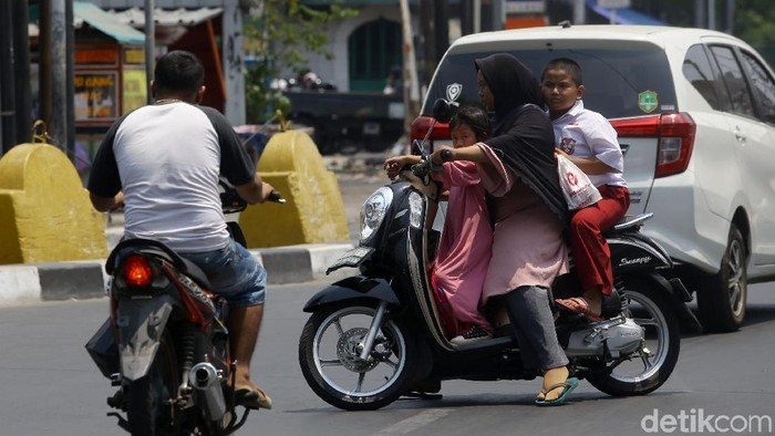 Sejumlah pemotor nekat melawan arus di kawasan Pondok Labu, Jakarta Selatan. Imbasnya lalu lintas jadi makin semrawut.