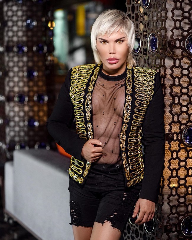 Ia melakukan beragam prosedur kecantikan ekstrem. Mulai dari pengangkatan empat tulang rusuk hingga melakukan 11 kali rhinoplasty atau operasi plastik hidung.  Foto: Instagram