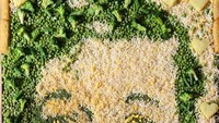 Yang ini jadi salah satu karya yang patut diacungi jempol. Nathan menggunakan nasi goreng dan campuran sayur untuk membentuk gambar wajah dari Komedian terkenal, Stephen Fry. Foto: Nathan Wyburn