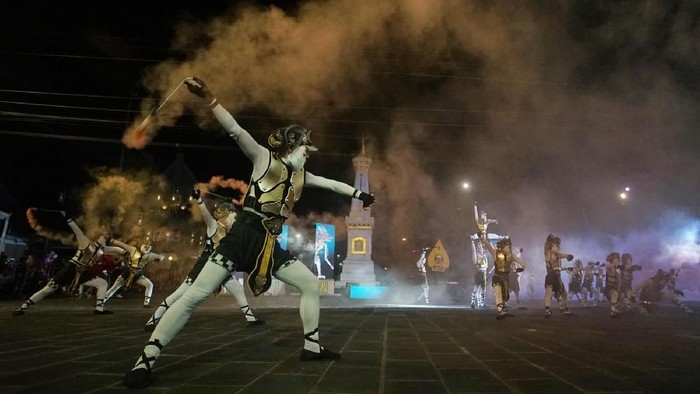 Wayang Jogja Night Carnival digelar di kawasan Tugu Pal Putih, Yogyakarta. Acara itu merupakan puncak HUT Kota Yogyakarta yang digelar tiap tahun sekali.