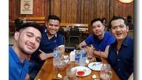 Begini pose kulineran Daffa saat bareng teman-temannya. Mereka kompak makan dan mengenakan baju serba biru. Foto: Instagram da2_daffa_real