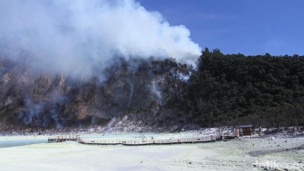 Hutan Gambut Terbakar, Wisata Kawah Putih Ditutup Sementara