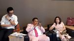 Nyentrik! Pakai Jas Pink, Hotman Paris Sambangi KPPU