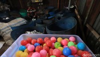 Berbagai sampah plastik tersebut dikumpulkan berdasarkan kategori-kategori tertentu sebelum dicacah.