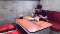 Jalan-jalan ke Bogor, Daffa terlihat asyik santap di sebuah kafe. Tapi kok sendirian ya? Foto: Instagram da2_daffa_real