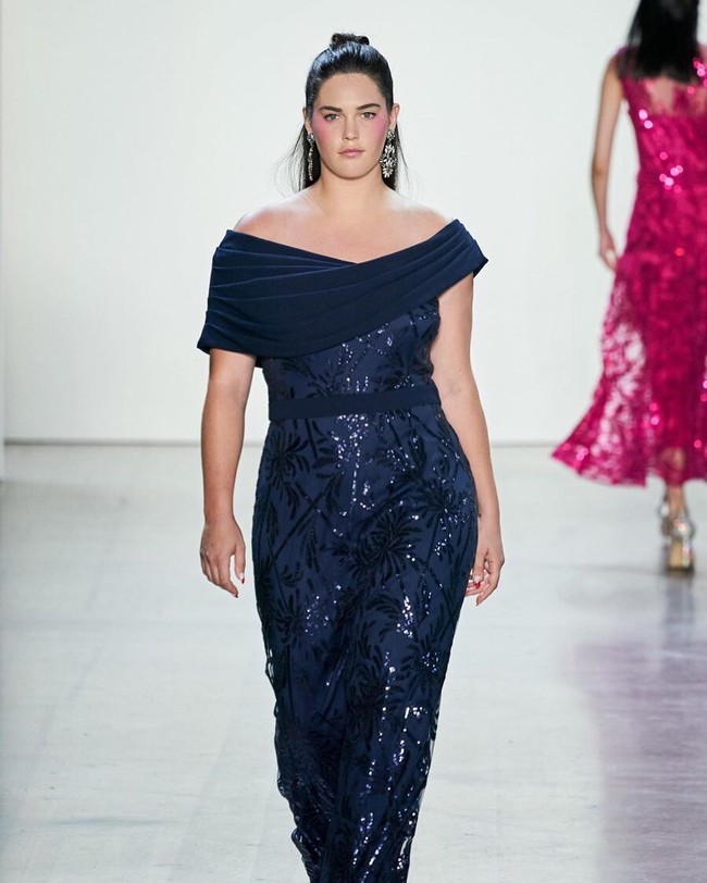 Ali Tate Cutler yang memiliki tinggi 178 cm ini mulai berkarier sebagai model sejak 2011. Selain Victorias Secret, dia pun kerap tampil di fashion show desainer dunia. Seperti di New York Fashion Week, September 2019 kemarin, Ali melenggang di catwalk memeragakan karya desainer Tadashi Shoji. Foto: Instagram @ali_tate_cutler