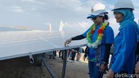 Rini Soemarno meninjau panel surya di Pembangkit Listrik Tenaga Surya (PLTS) Komunal, Nusa Tenggara Timur. Istimewa/PLN.