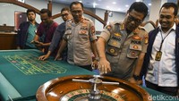 Kasino tersebut digerebek tim Subdit Jatanras Ditreskrimum Polda Metro Jaya pada Minggu (6/10). Dalam penggerebekan ini, seorang pemain judi tewas setelah loncat dari lantai 29 apartemen. Diduga pelaku panik karena ada penggerebekan tersebut. ANTARA FOTO/Galih Pradipta.