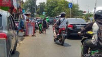 Untuk menyiapkan Stasiun Manggarai sebagai hub tentunya akses jalan amat penting diperhitungkan. Jika tidak akan menyebabkan kemacetan parah di sekitar lokasi stasiun.