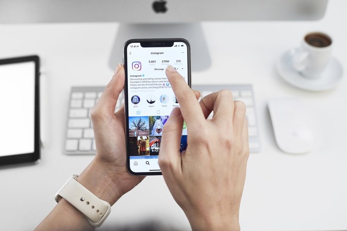 Ilustrasi Instagram Istanbul, Turkey - December 15, 2018: Person holding a brand new Apple iPhone X with Instagram profile on the screen. Instagram is an online mobile social networking service, launched in October 2010.