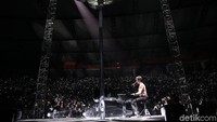 Shawn Mendes bermain keyboard di atas panggung. Foto: Shawn Mendes / Asep S.