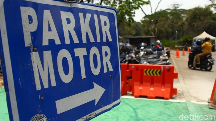 Tarif parkir di DKI Jakarta bakal naik jelang akhir tahun. Gubernur DKI Jakarta Anies Baswedan disebut tidak ingin kenaikan tarif parkir itu ditunda-tunda.