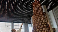 Sculpture cokelat tertinggi dibuat setinggi 629,6 cm yang dilakukan di Amerika. Untuk membuat ini, mereka menghabiskan cokelat seberat 998 kg. Foto: Guinness World Records