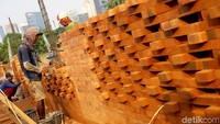 Sejumlah pekerja nampak sibuk menyelesaikan renovasi di hutan kota yang juga dikenal dengan nama Gelora Bung Karno Urban Forest tersebut.