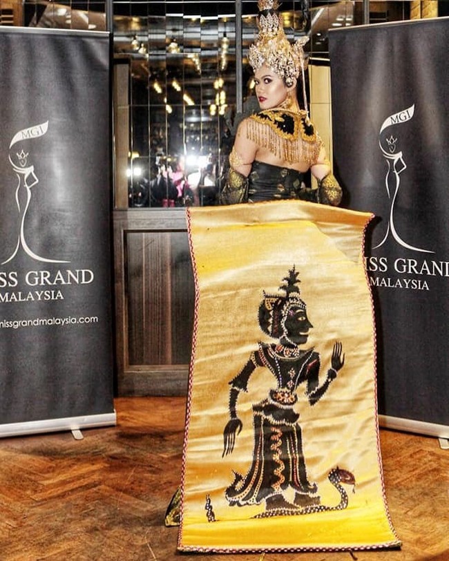 Miss Grand Malaysia 2019 Mel Dequanne Abar memakai kostum nasional bertema wayang kulit untuk berlaga di ajang Miss Grand International yang digelar di Venezuela. Kostum nasional ratu kecantikan Malaysia ini jadi kontroversi di antara pecinta kontes kecantikan Indonesia. Foto: Instagram