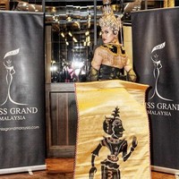 Miss Grand Malaysia 2019 Mel Dequanne Abar memakai kostum nasional bertema wayang kulit untuk berlaga di ajang Miss Grand International yang digelar di Venezuela. Kostum nasional ratu kecantikan Malaysia ini jadi kontroversi di antara pecinta kontes kecantikan Indonesia. Foto: Instagram