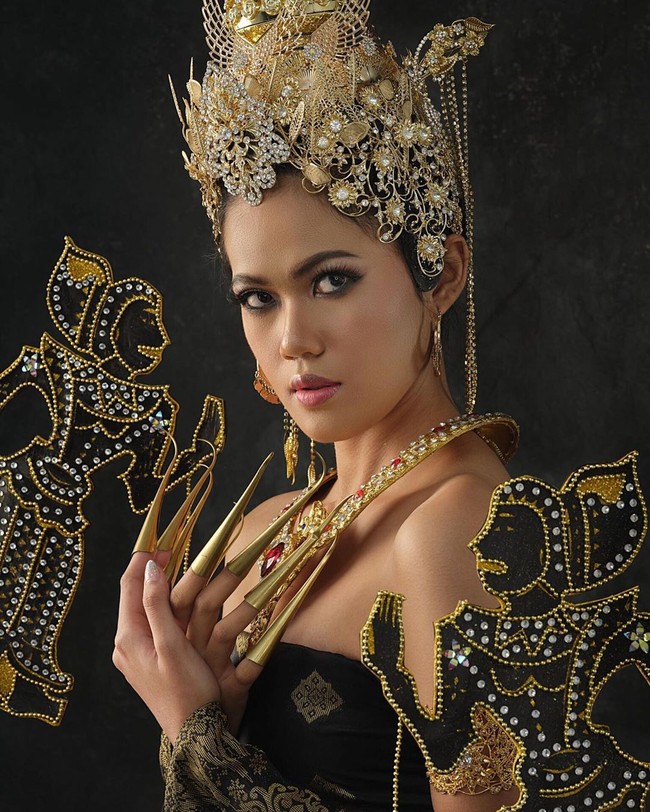 Sama seperti tahun-tahun sebelumnya, kostum nasional ratu kecantikan Malaysia ini kembali jadi kontroversi di antara pecinta kontes kecantikan Indonesia. Ada yang menyebut bahwa kostum nasional Malaysia itu lagi-lagi mencontek budaya Indonesia. NEGARE MALAYSIA NEGARE MISKIN BUDAYA, tulis netizen. kenapa hrs wayang tema nya.. Gak ada yg lainya apahh? tulis netizen lainnya. Foto: Instagram
