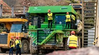 Kendaraan tambang tersebut dipanggil eDumper dibuat oleh Kuhn Schwitz dari basis Komatsu HB 605-7.