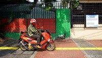 Trotoar yang dibangun untuk memberikan kenyamanan dan rasa aman bagi para pejalan kaki yang melintasi jalan tersebut justru disalahgunakan oleh para pemotor demi kepentingan pribadi.