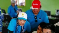 Menteri BUMN RI Rini M Soemarno (kiri) didampingi Direktur Utama Telkom Ririek Adriansyah (kedua dari kiri) tengah berinteraksi dengan siswa SMP Satu Atap Pulau Messah, Kec. Komodo, Kab. Manggarai Barat, NTT yang sedang memanfaatkan Pustaka Digital sebagai sarana akses bacaan yang disediakan Telkom sebagai komitmen peran aktif mencerdaskan bangsa. Telkom memberikan bantuan elektrifikasi ke 400 rumah di wilayah NTT sebagai bagian sinergi BUMN untuk menaikkan ratio elektrifikasi guna meningkatkan perekonomian masyarakat. Foto: dok. Telkom