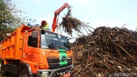 Sekitar 80 ton sampah sudah diangkut truk.