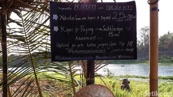 Untuk properti payung sama kipas biaya sewanya sukarela. Tapi untuk baju Yukata ala Jepang, harga sewanya Rp 25 ribu, sudah free payung sama kipas ala Jepang. (Pradito/detikcom) Untuk properti payung sama kipas biaya sewanya sukarela. Tapi untuk baju Yukata ala Jepang, harga sewanya Rp 25 ribu, sudah free payung sama kipas ala Jepang. (Pradito/detikcom)