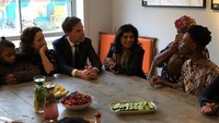 Dalam diskusi dengan masyarakat, Mark terlihat serius menyimak apa yang disampaikan warga. Di sini ia disuguhi buah segar dan minuman dingin. Foto: instagram @minpres