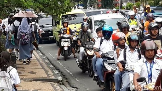 Lalu lintas sempat macet